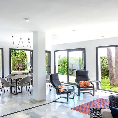 Villa 4 Bdrms Charming 3 Palms In Elviria, Sea Views!