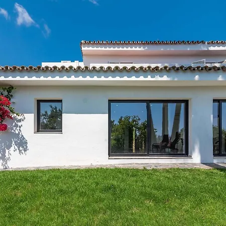 Villa 4 Bdrms Charming 3 Palms In Elviria, Sea Views!