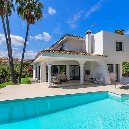 Villa 4 Bdrms Charming 3 Palms In Elviria, Sea Views!